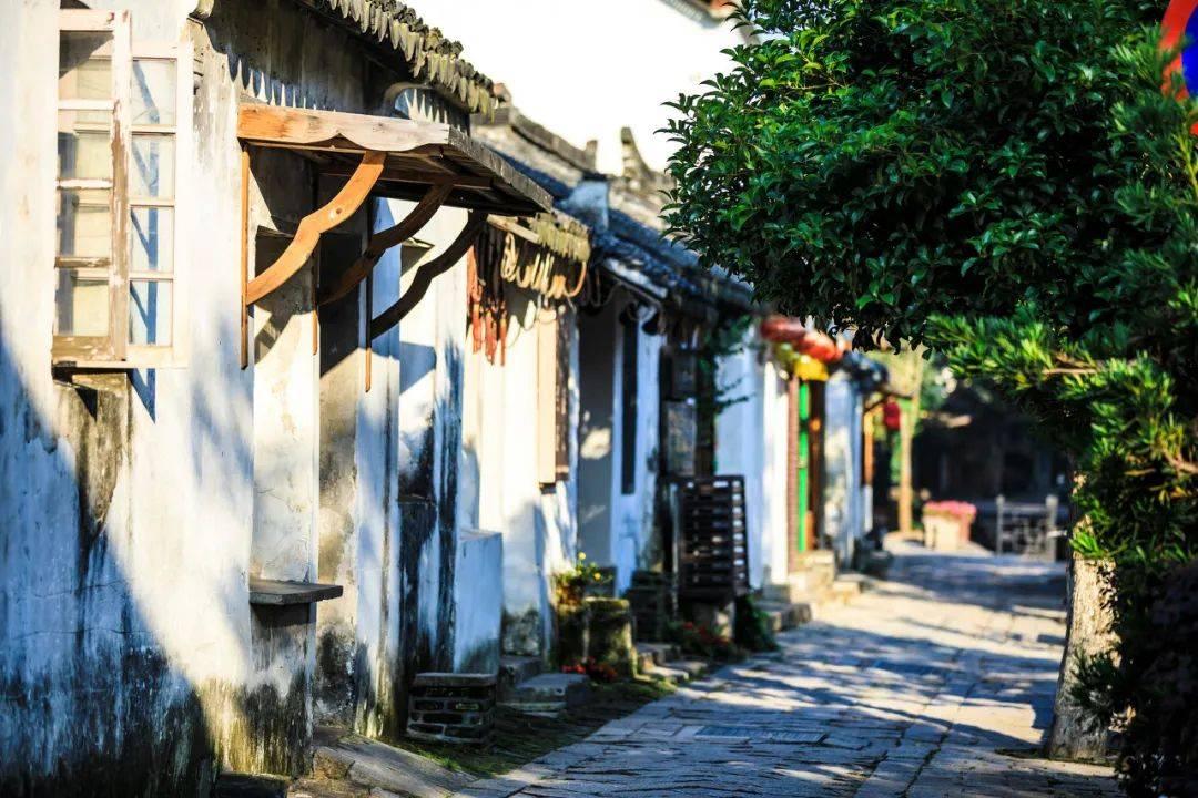 55岁伊能静“唐装”出镜，被指像艺伎备受争议，嘴角耷拉妆容显老